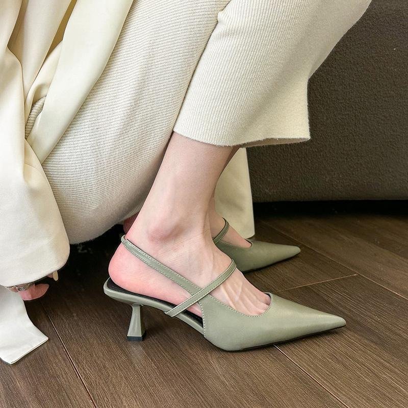 Tacones altos puntiagudos de color verde pera